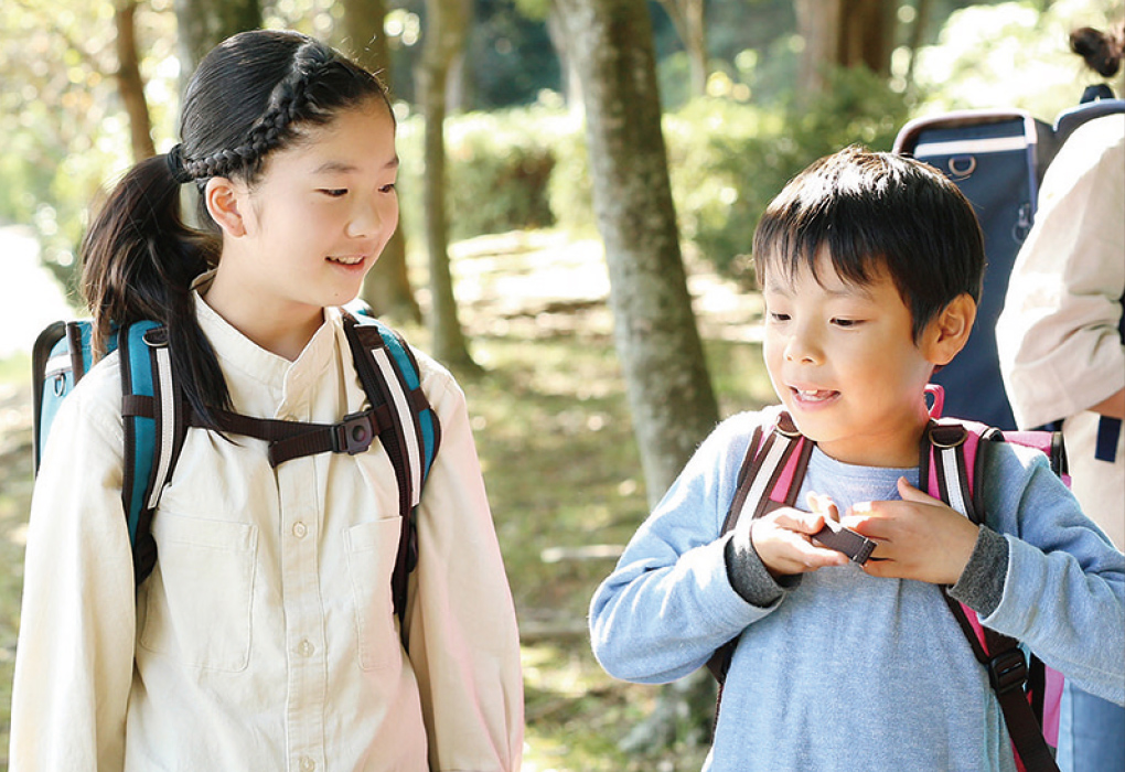 胸バックルを締める子ども
