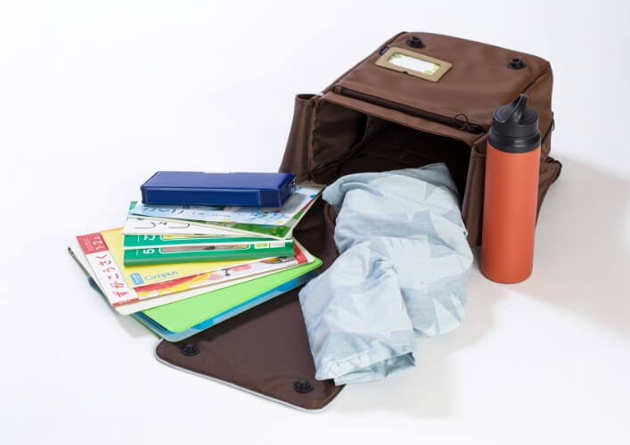 大容量のことゆくラックに水筒や荷物がたっぷり収納されている様子