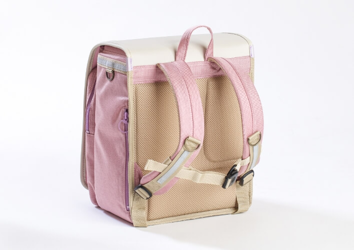 背負い心地を追求した背当て部分のアップ写真と通気性のイメージ